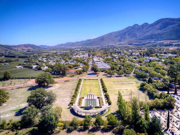 Güney Afrika, Franschhoek 'teki tarihi Huguenot Anıtı' nın havadan görünüşü