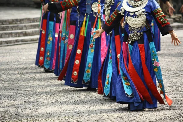 観光客が歓迎イベントとして到着したとき 彼らの村のミャオ族の踊りの習慣 — ストック写真
