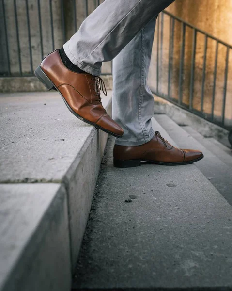 Close Sapatos Masculinos Enquanto Caminhava Nas Escadas — Fotografia de Stock