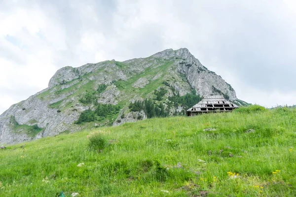 Una Antigua Granja Abandonada Valle Verde Pie Montaña Rocosa Bajo — Foto de Stock