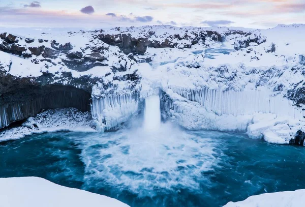 冰岛北部冰冻的Aldeyjarfoss瀑布白天被冰冻的岩石环绕 — 图库照片