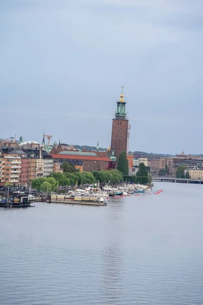 Stockholm Belediye Binası Üzerindeki Mavi Gökyüzü Nehrin Diğer Tarafındaki Liman — Stok fotoğraf
