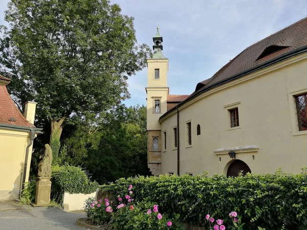 Die Historische Burg Roztoky Umgeben Von Viel Grün — Stockfoto