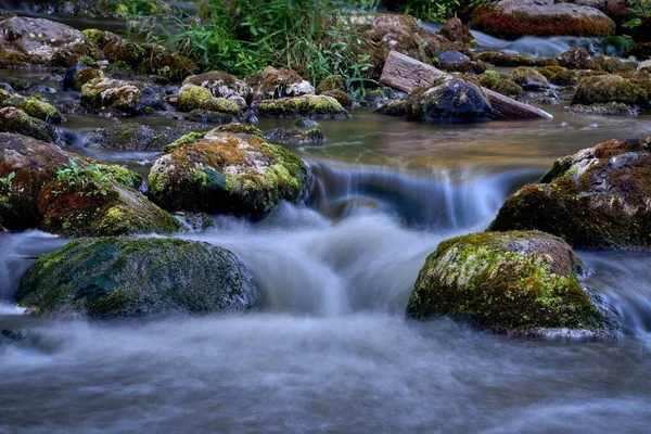 Eine Malerische Aufnahme Des Fließens Eines Felsigen Flusses Mit Seidigem — Stockfoto