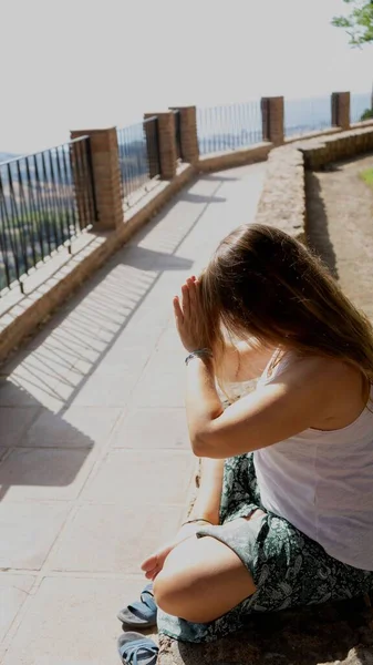 Disparo Vertical Una Mujer Caucásica Meditando Parque Día Soleado —  Fotos de Stock