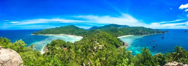タイの青い空の下 南国の緑豊かなコ タオ島の緑豊かな海岸の空中パノラマビュー — ストック写真