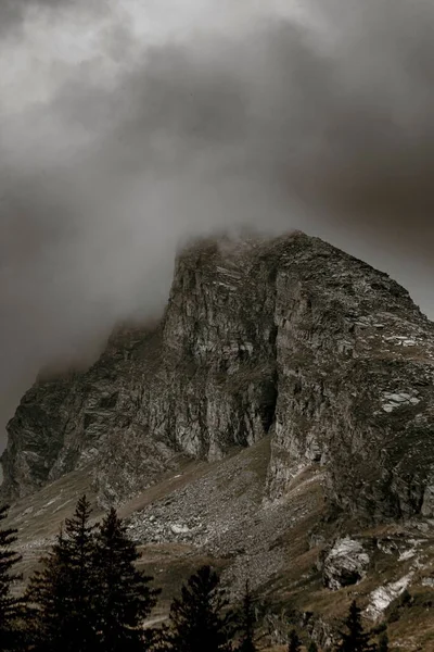 圣贝纳迪诺岩石山的垂直空中景观被乌云覆盖 — 图库照片