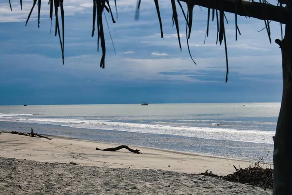 Вид Песчаный Пляж Море Фоне Голубого Облачного Неба — стоковое фото