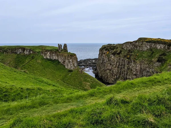 邓多维克城堡 石崖上绿草 阴郁的海景背景 — 图库照片