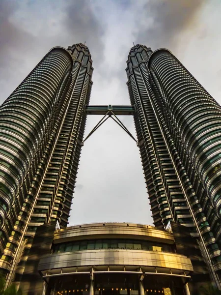 マレーシア クアラルンプールの歴史的な象徴的なツインタワーの垂直低角度ショット — ストック写真