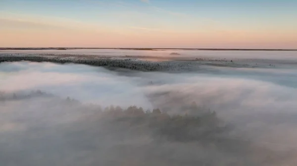 Uma Bela Vista Lago Com Céu Nublado Pouca Névoa Matinal — Fotografia de Stock
