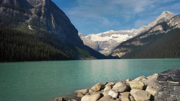 Uma Bela Vista Lago Perto Das Montanhas Dia Ensolarado — Fotografia de Stock
