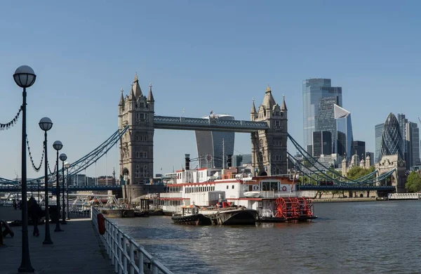 Tower Bridge Cruise Ship Nearby Sunny Day London — Stock Photo, Image