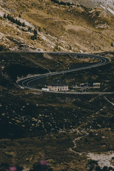 阿尔卑斯山中美丽的绿山羊山口山口的垂直景观 — 图库照片