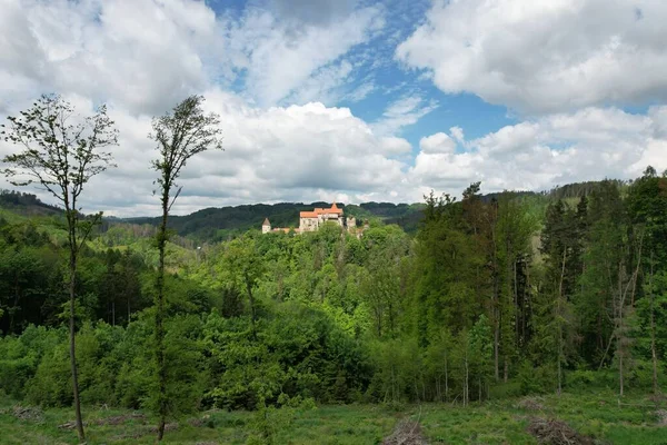 Чудовий Замок Пернстейн Хмарним Синім Небом Задньому Плані Чеській Республіці — стокове фото