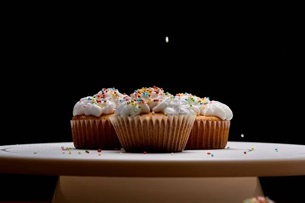 Saboroso Cupcakes Com Creme Branco Contra Fundo Preto — Fotografia de Stock