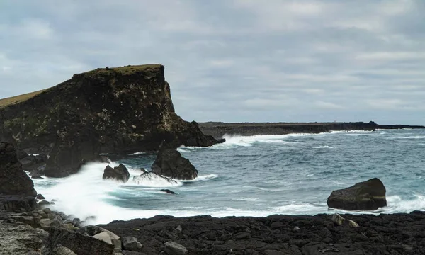 レジャネス半島の崖の上に現れる嵐の波の美しいショット — ストック写真