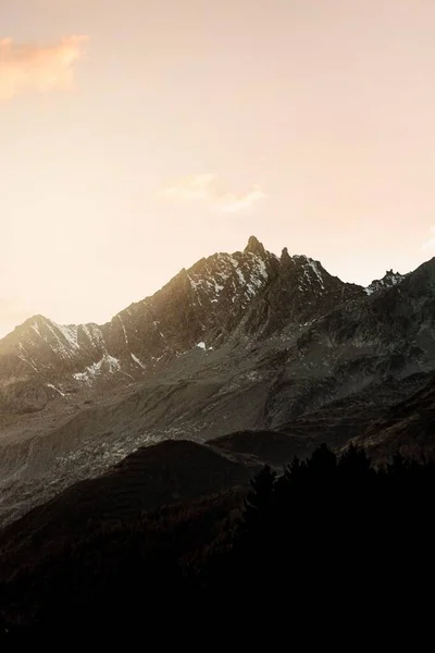 Захоплюючий Вертикальний Знімок Скелястих Гір Сході Сонця — стокове фото