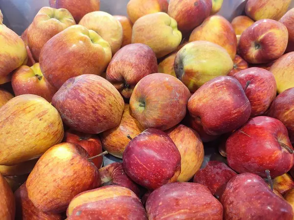 Nahaufnahme Von Frischen Äpfeln Einem Tablett Angeordnet — Stockfoto