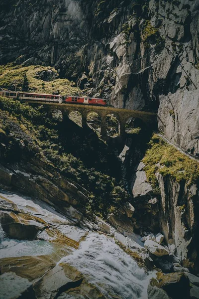Eine Vertikale Landschaft Des Schönen Grünen Gotthardpasses Mit Einem Zug — Stockfoto