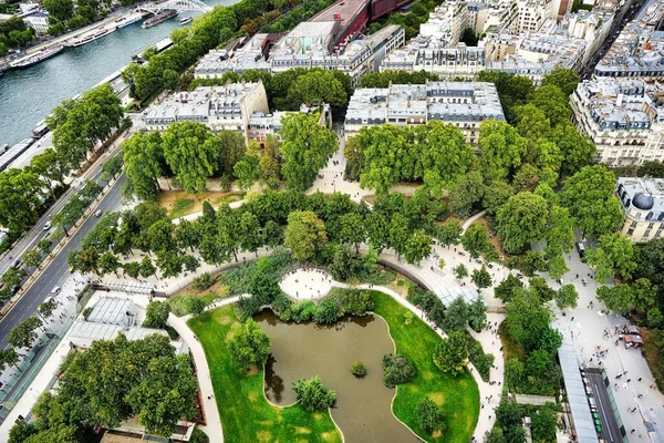 Una Toma Aérea Hermoso Parque Con Pequeño Lago París Junto — Foto de Stock