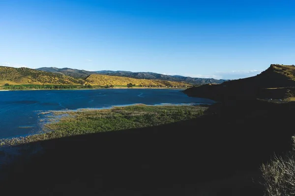Açık Mavi Gökyüzünün Altında Yeşil Çimenli Yankı Gölü — Stok fotoğraf