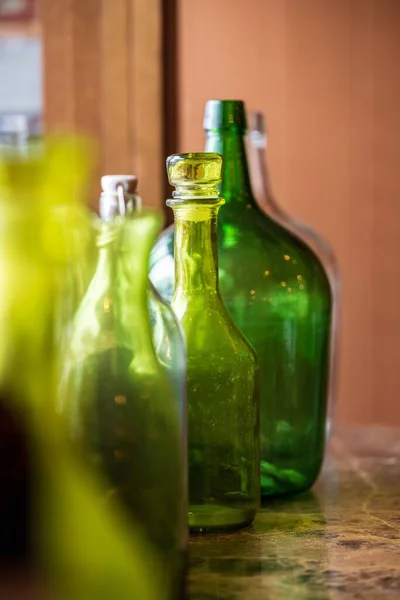 Primer Plano Vertical Botellas Verdes Amarillas — Foto de Stock