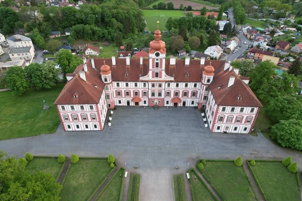 Widok Lotu Ptaka Zabytkowy Zamek Mnichovo Hradiste Europie Środkowej Republika — Zdjęcie stockowe