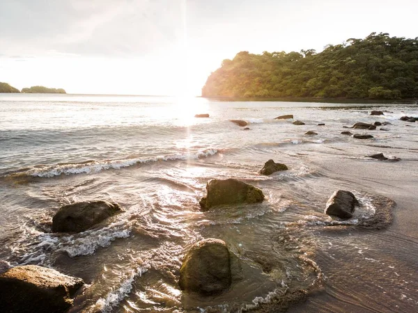Uma Bela Paisagem Pedras Uma Praia Areia Nascer Sol — Fotografia de Stock