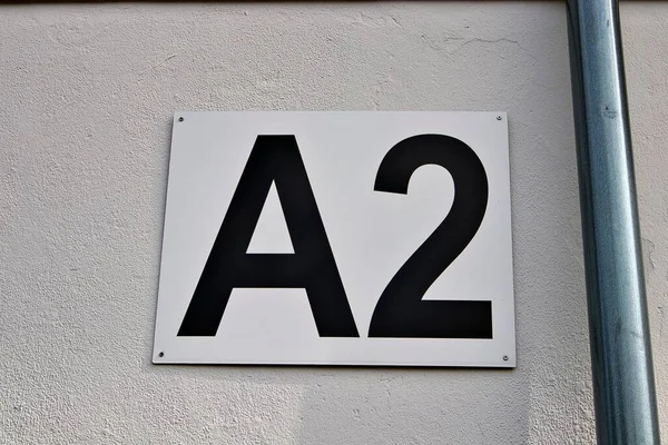 玄関の標識とスタジアムの白い壁の番号A2のクローズアップショット — ストック写真