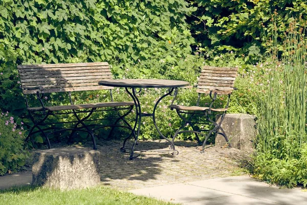 Assentos Madeira Uma Mesa Jardim Botânico Augsburg Alemanha — Fotografia de Stock