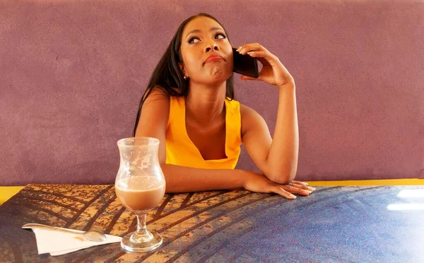 Ung Vacker Svart Kvinna Pratar Telefon Ett Café Med Milkshake — Stockfoto