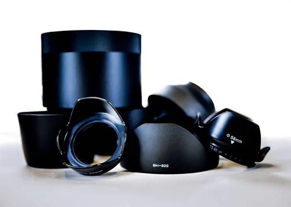 Eine Nahaufnahme Von Schwarz Sortierten Objektivschutzblenden Für Professionelle Kameras — Stockfoto