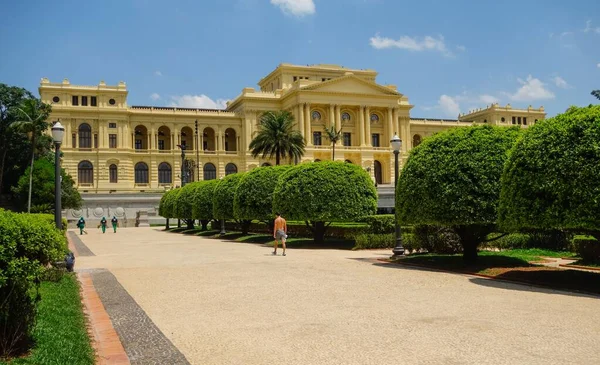 ブラジルのサンパウロ 独立公園のイピランガ博物館の歴史的な宮殿の庭園とファサード — ストック写真