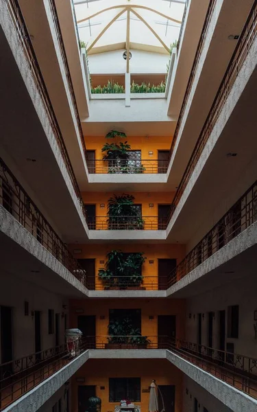 Вертикальный Снимок Коридоров Отеля — стоковое фото