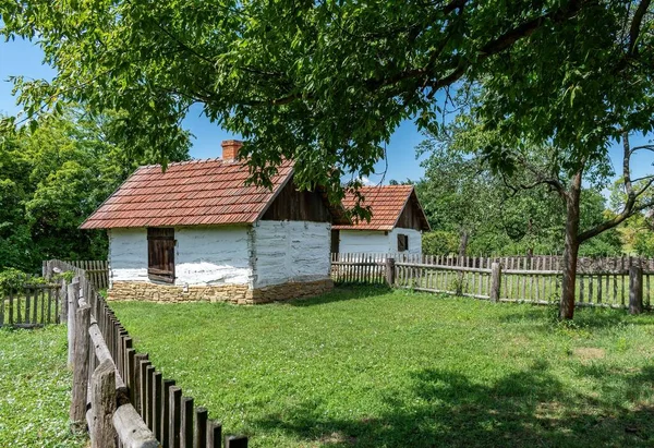 斯特拉兹尼斯阳光明媚的农民和树木的住宅建筑 — 图库照片