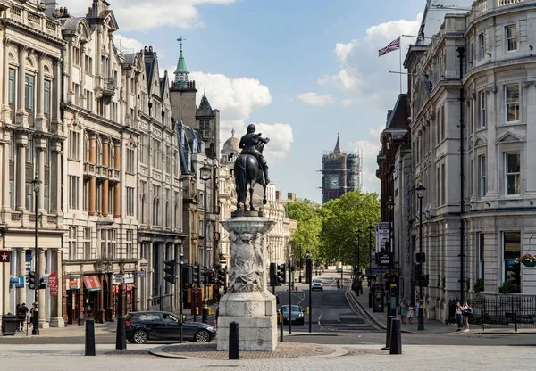 Una Foto Panorámica Concurrida Plaza Trafalgar Contra Big Ben Londres — Foto de Stock