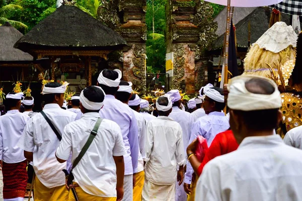 寺院の前の伝統的な白い衣装の人々の空中ビュー — ストック写真