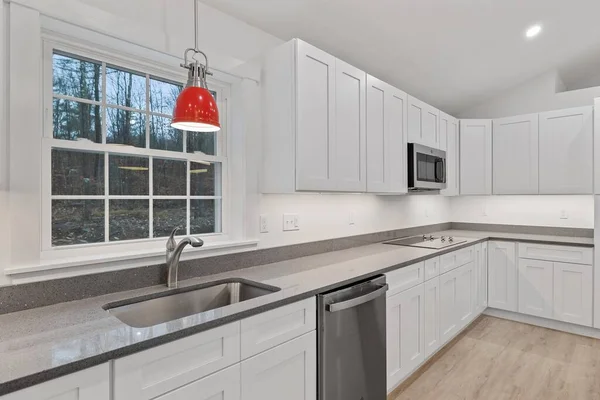 Das Innere Einer Küche Mit Weißen Schränken Einer Roten Hängelampe — Stockfoto