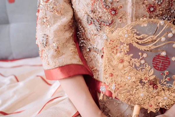 女性の美しい伝統的な中国のドレスの閉鎖 — ストック写真