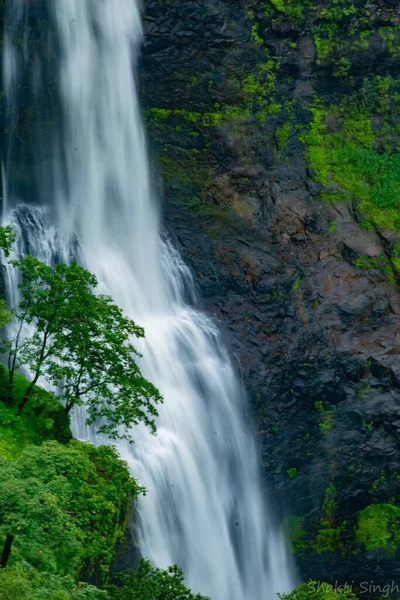 Tiro Vertical Cachoeira Que Desce Colina — Fotografia de Stock