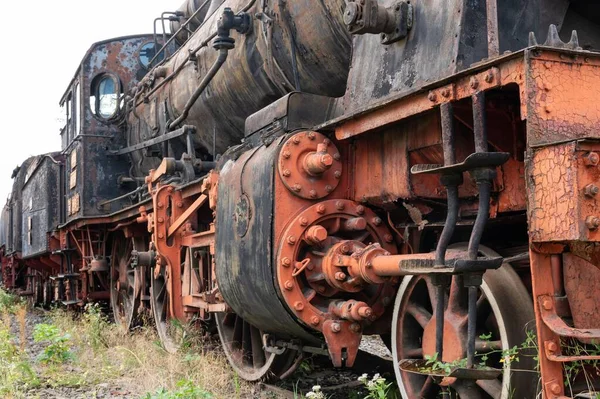 垃圾场里的旧蒸汽机车 — 图库照片
