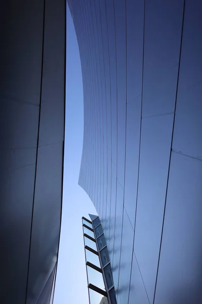 蓝天下现代建筑的低角度垂直拍摄 背景凉爽 — 图库照片