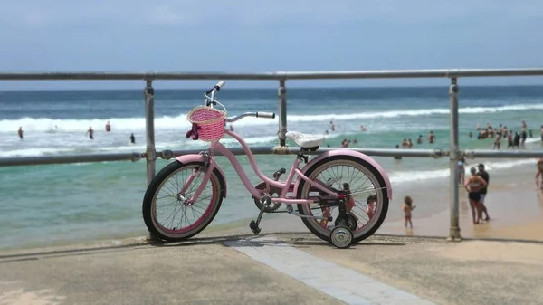 Uma Pequena Bicicleta Rosa Estacionada Contra Corrimão Uma Praia Sydney — Fotografia de Stock