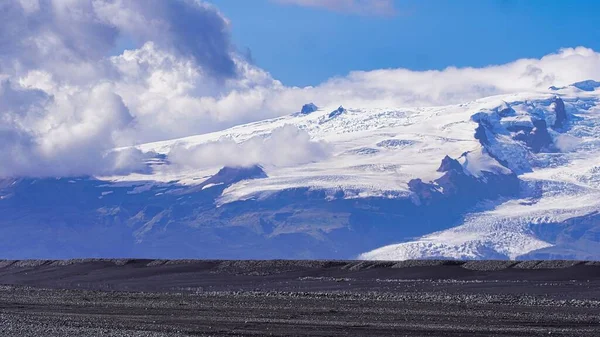 Den Vackra Utsikten Över Den Snöiga Bergssluttningen Och Molnen Island — Stockfoto