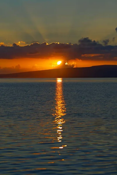 Μια Κάθετη Λήψη Ενός Υπέροχου Ηλιοβασιλέματος Πάνω Από Θάλασσα — Φωτογραφία Αρχείου