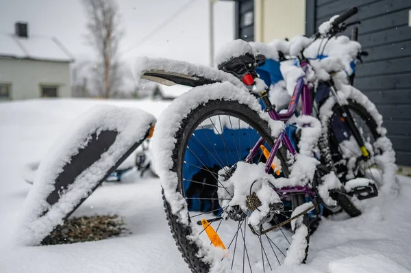 Eine Nahaufnahme Eines Schneebedeckten Fahrrads — Stockfoto