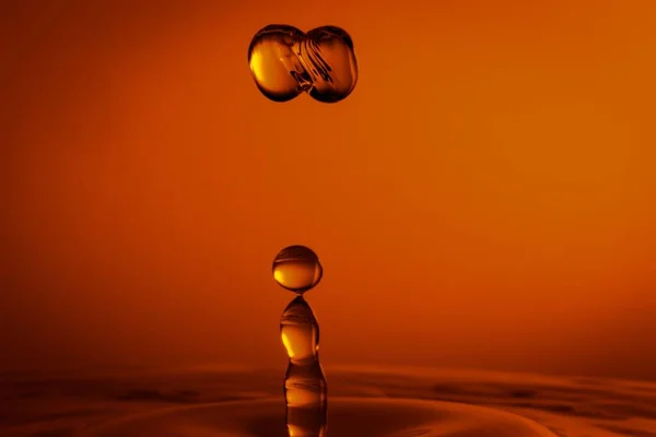 Красивый Снимок Брызг Воды Оранжевом Фоне — стоковое фото
