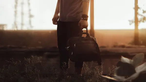 Ein Männchen Mit Einer Tasche Die Auf Einem Grasbauernhof Mit — Stockfoto