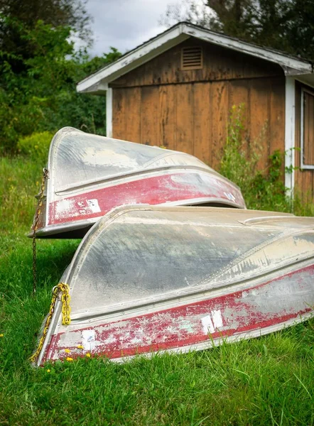 Eine Vertikale Aufnahme Von Zwei Alten Booten Auf Einem Rasenplatz — Stockfoto